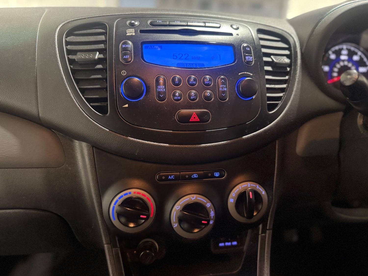 Used Hyundai i10 2013 for sale - 76849896: Photo 30