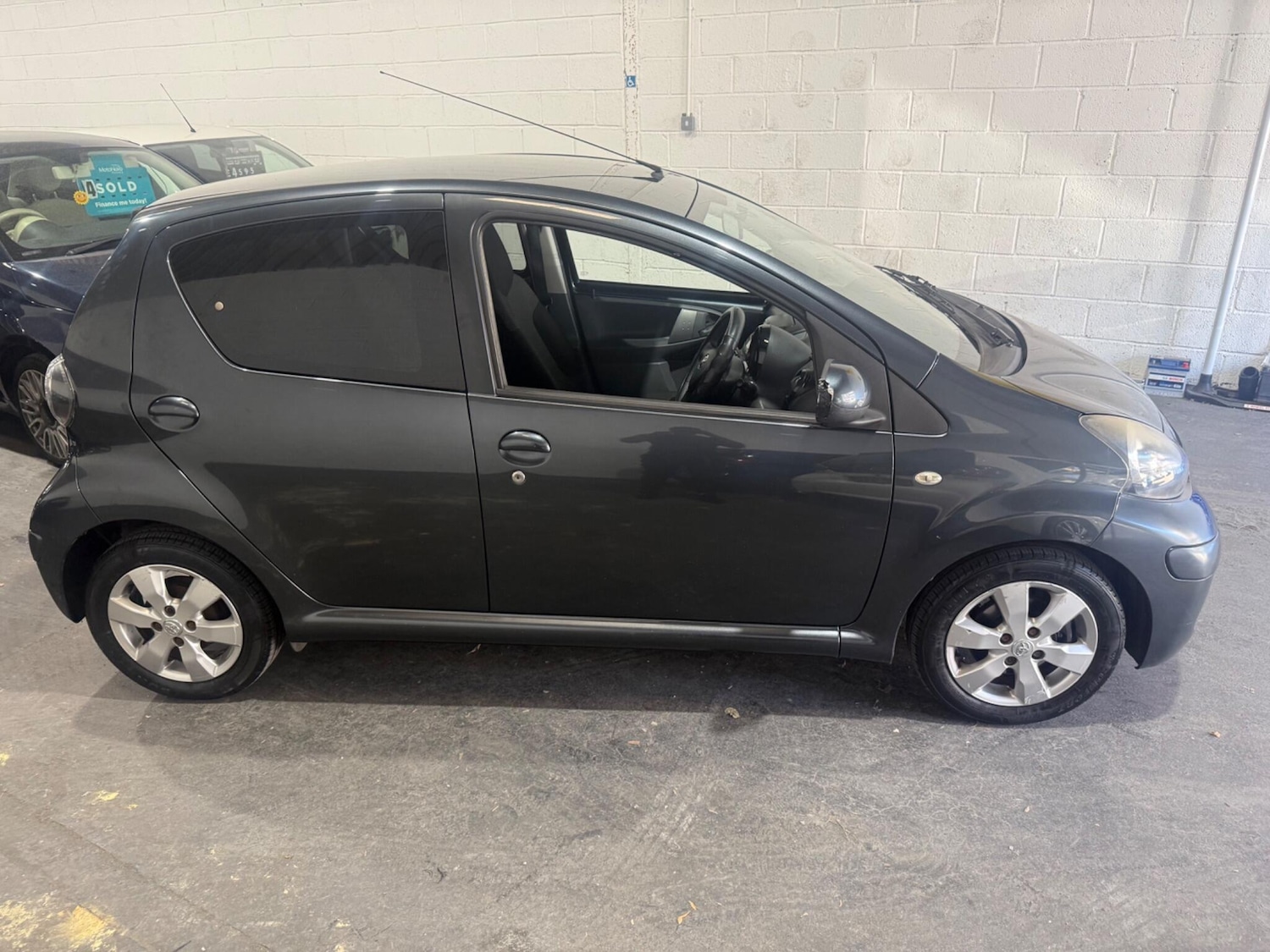 Used Toyota AYGO 2011 for sale - 76071602: Photo 2