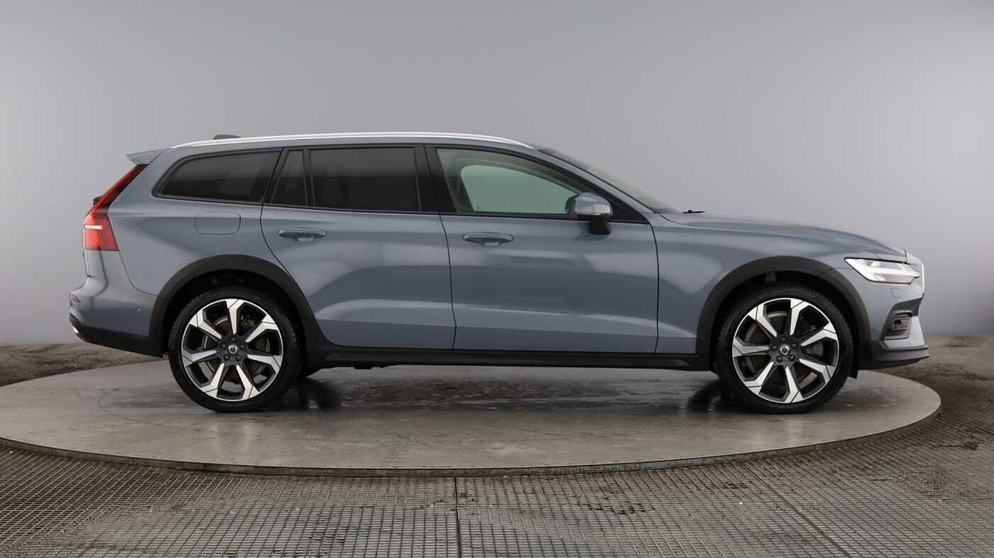 Used Volvo V60 2023 for sale - 77439975: Photo 2