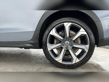 Used Volvo V60 Cross Country 2023 for sale - 77439975: Photo