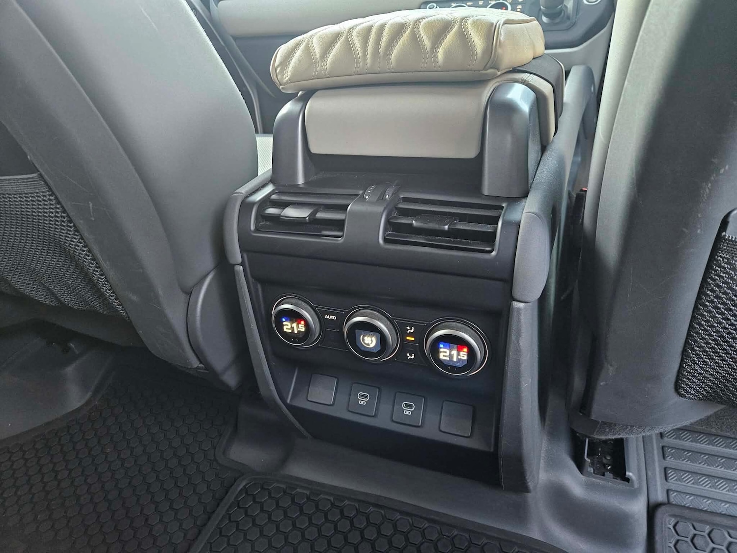 Used Land Rover Defender 2022 for sale - 77229974: Photo 17