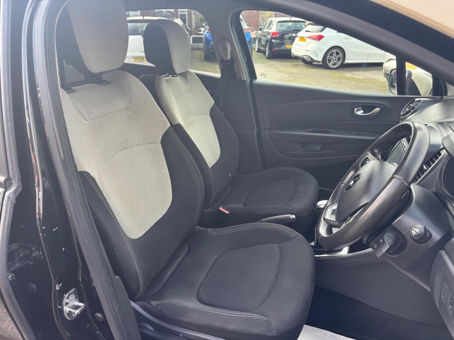 Used Renault Captur for sale - 77696119: Photo 15