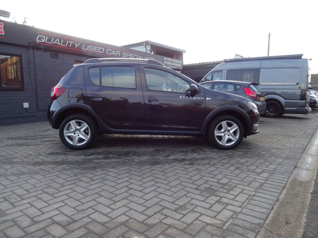 Used Dacia Sandero Stepway 2015 for sale - 77516383: Photo 2