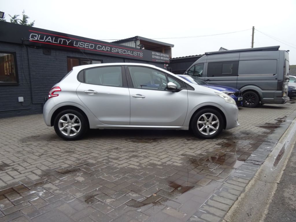 Used Peugeot 208 2014 for sale - 77408751: Photo 2