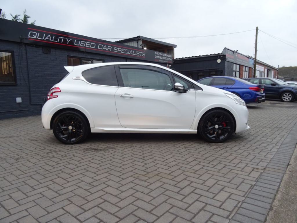 Used Peugeot 208 2014 for sale - 77368138: Photo 2
