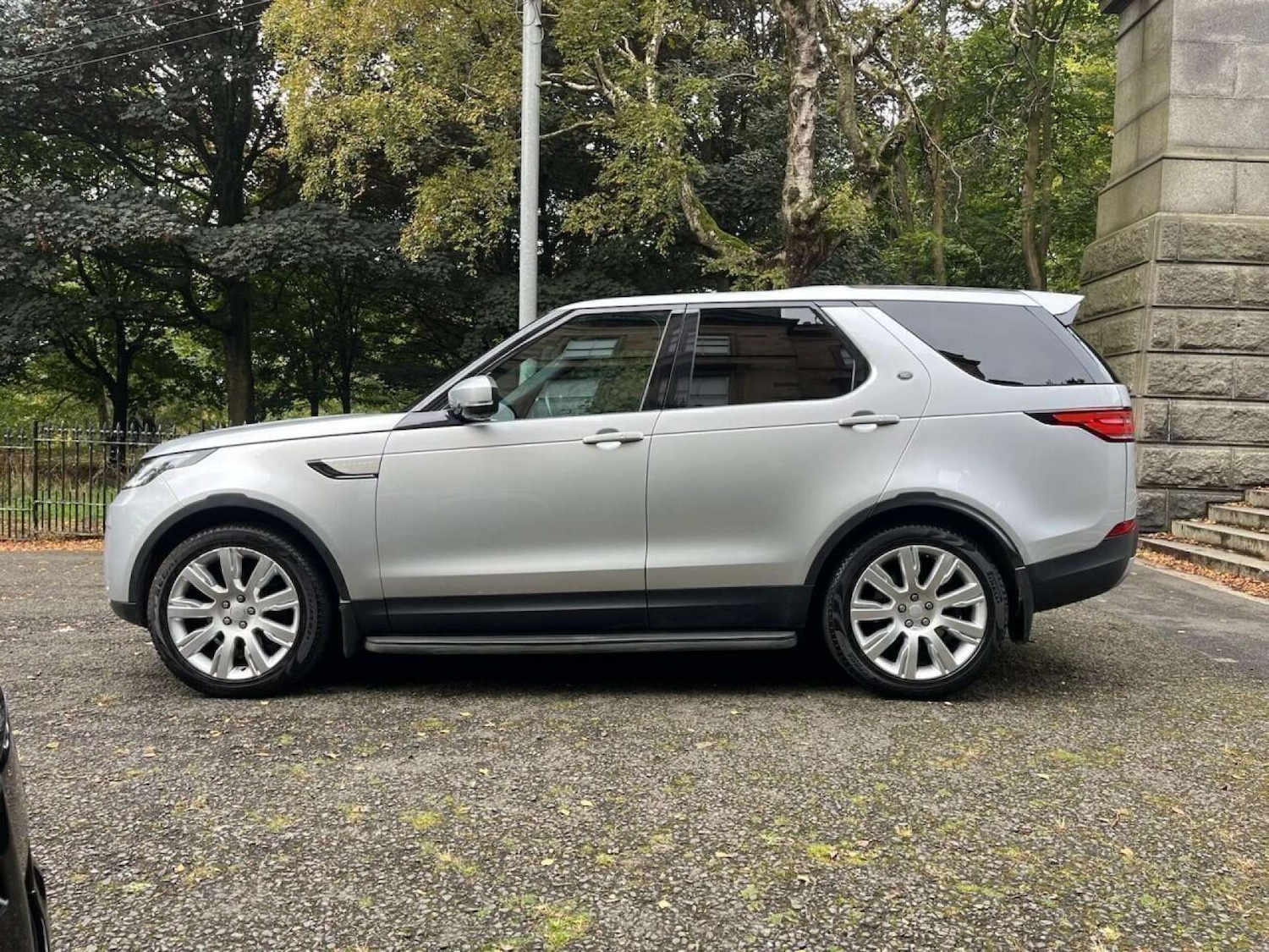 Used Land Rover Discovery 2017 for sale - 76462041: Photo 2