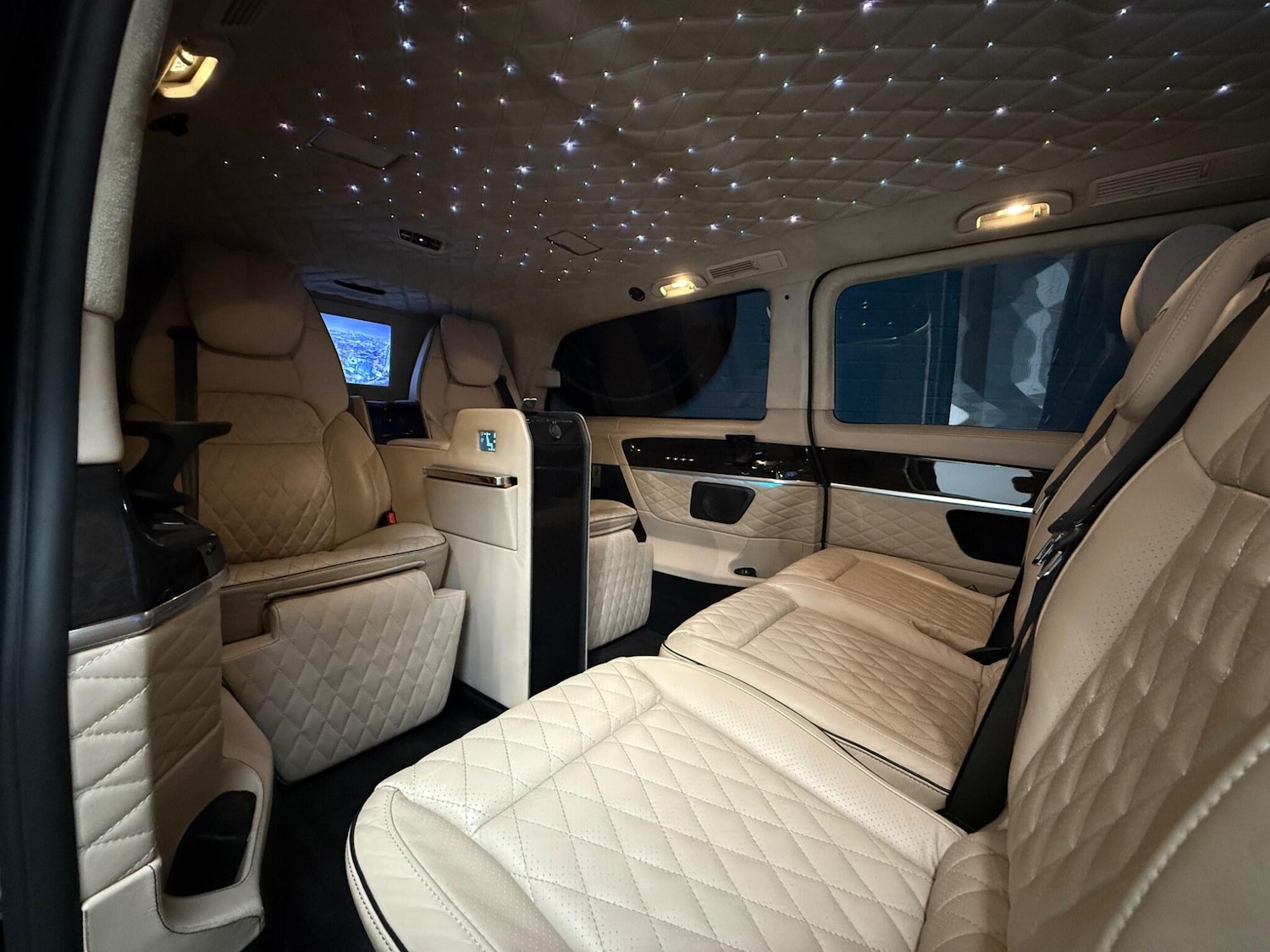 Used Mercedes-Benz V-Class 2017 for sale - 76690928: Photo 2