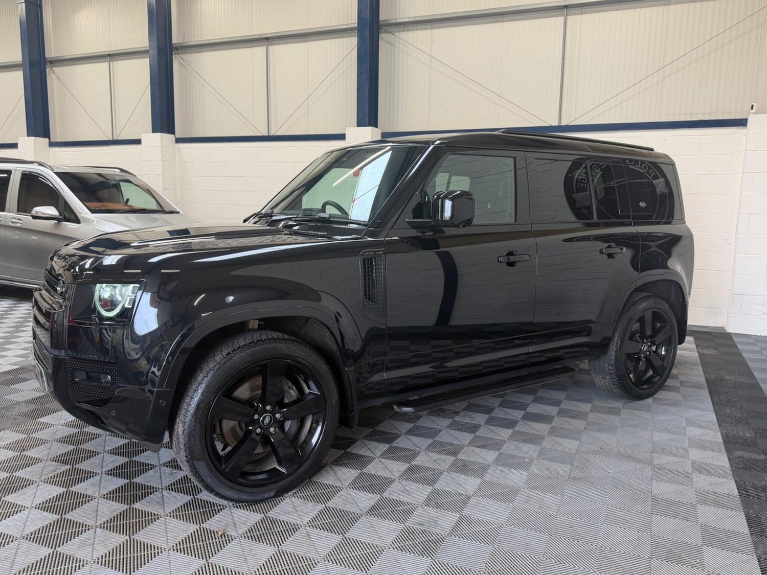 Used Land Rover Defender 110 for sale - 77421224: Photo 10