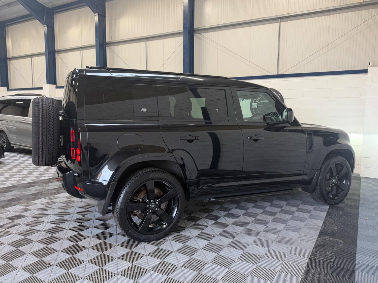 Used Land Rover Defender 110 for sale - 77421224: Photo 25