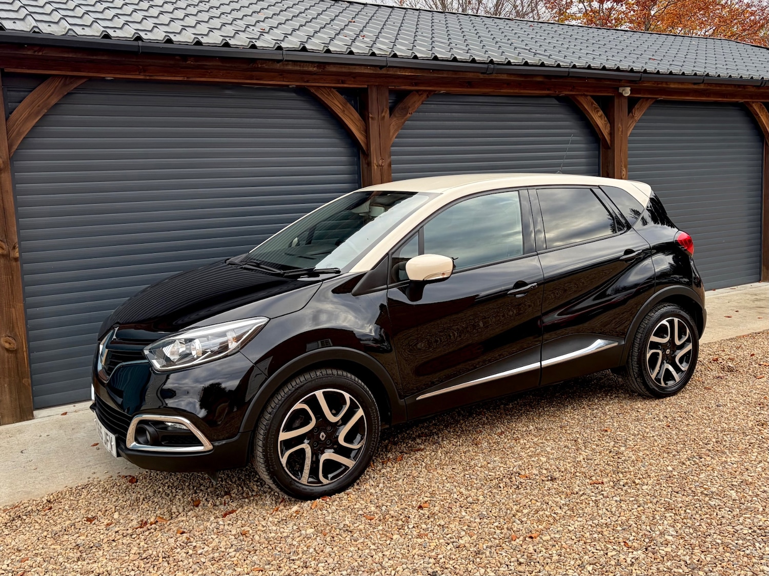 Used Renault Captur 2015 for sale - 76519279: Photo 2