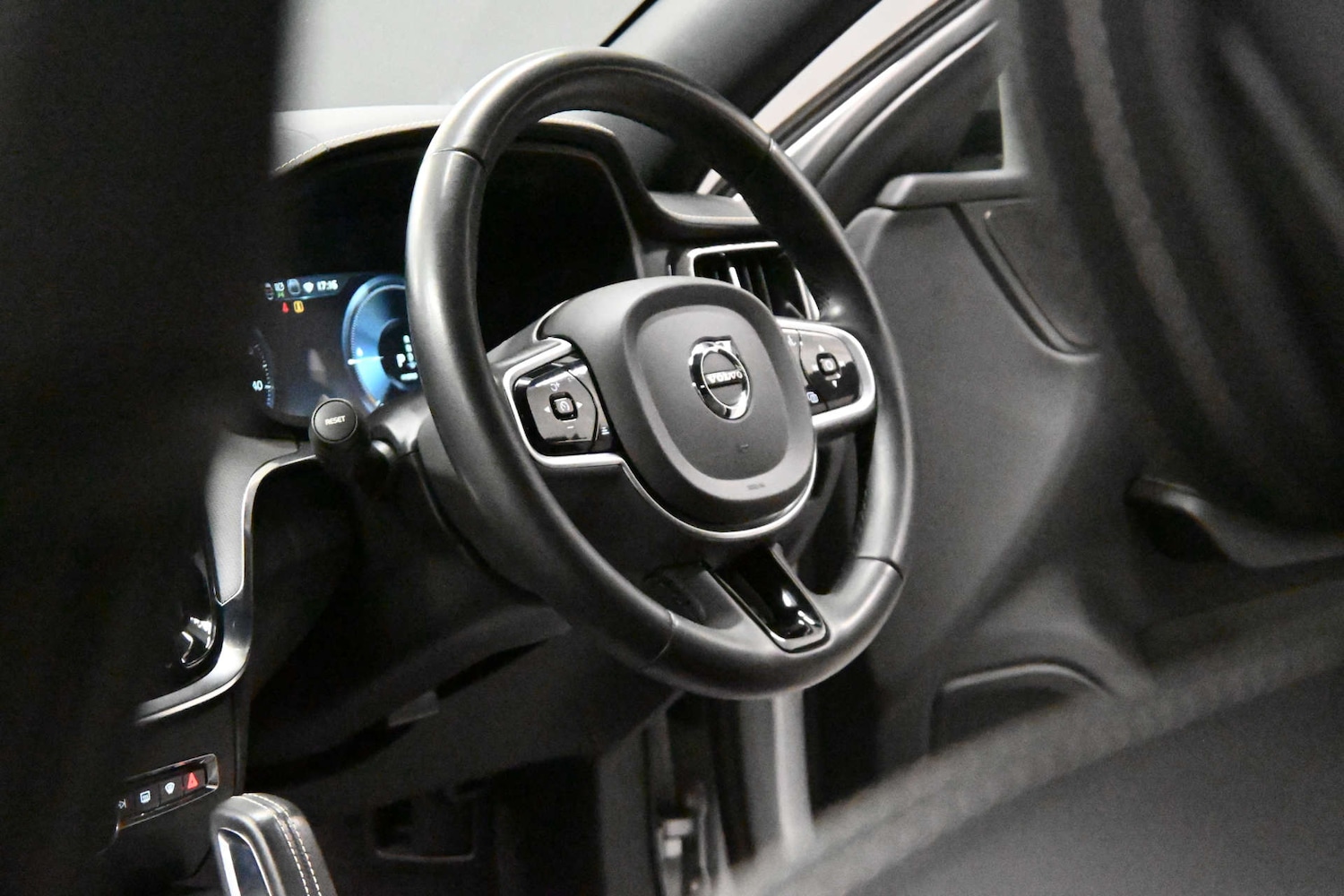 Used Volvo V60 2021 for sale - 76726099: Photo 9