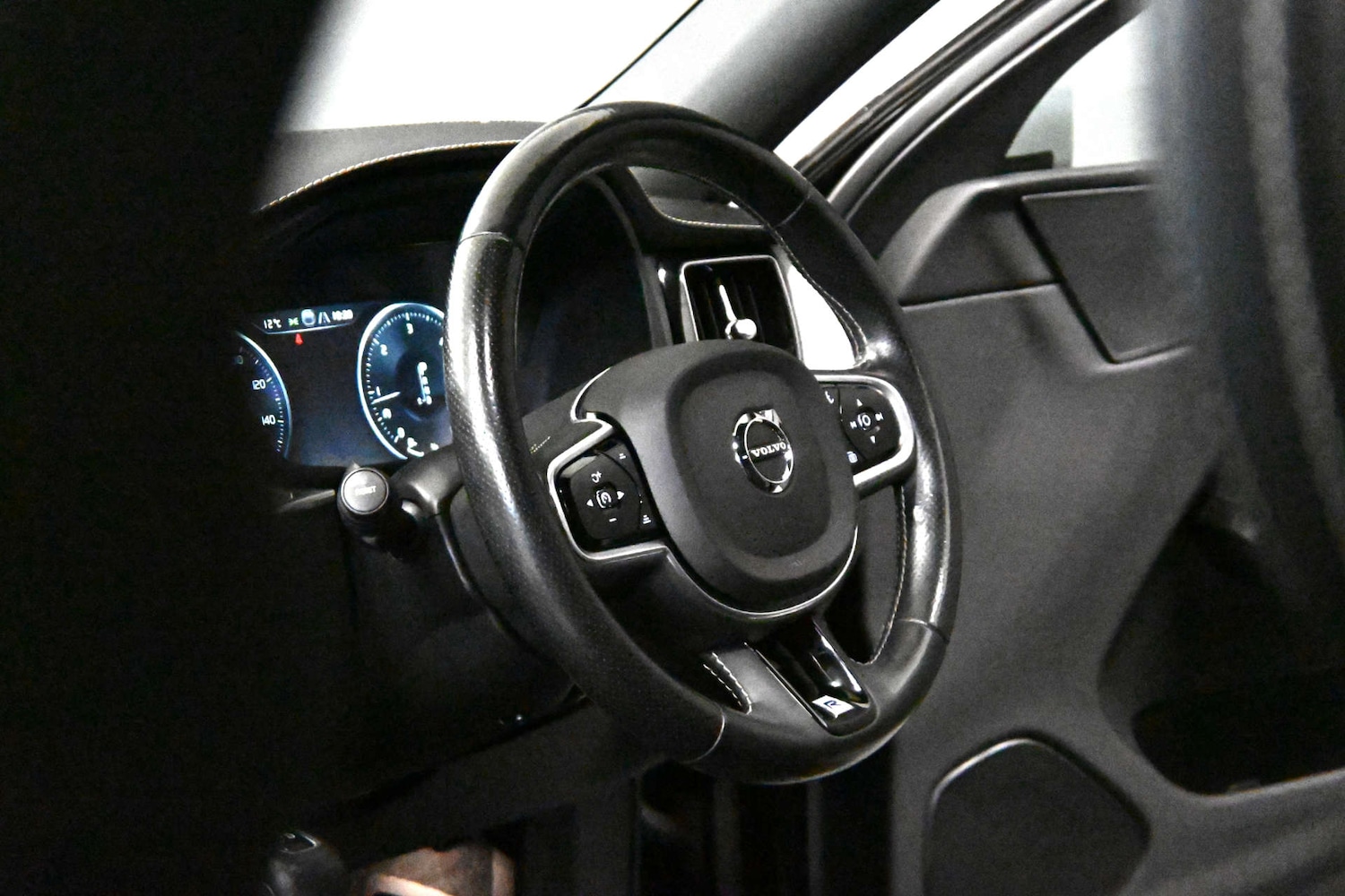 Used Volvo XC60 2017 for sale - 76894406: Photo 5