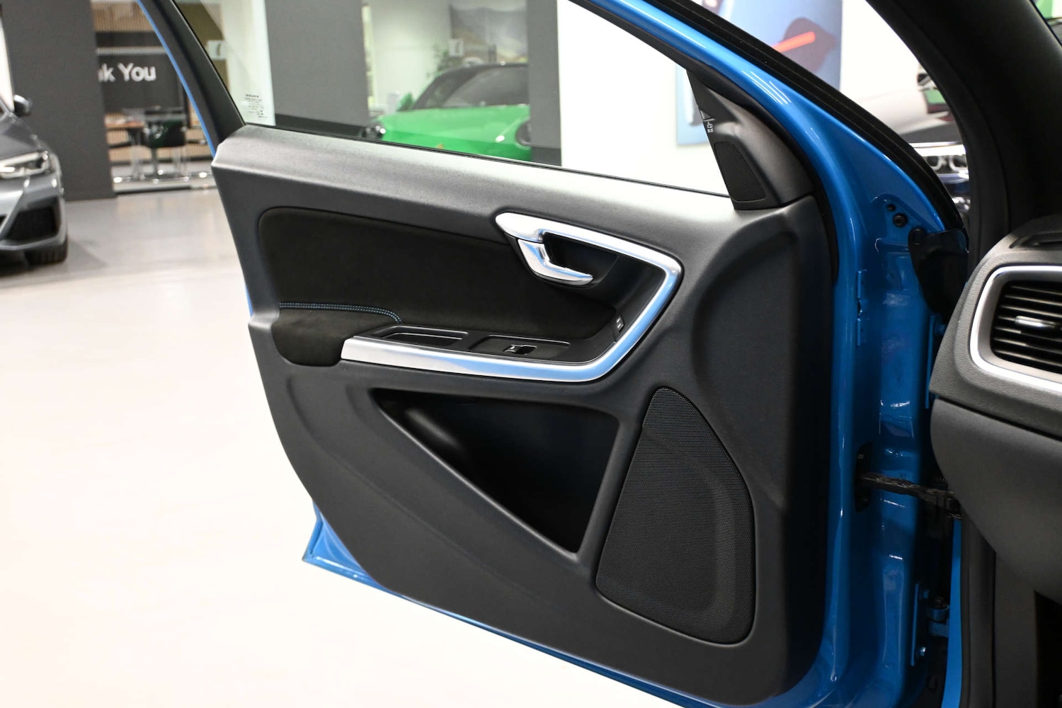 Used Volvo V60 2015 for sale - 76846968: Photo 30