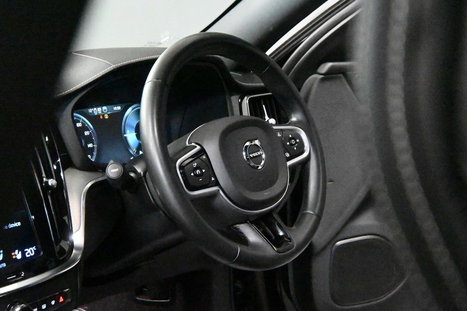 Used Volvo V60 2021 for sale - 77652970: Photo 4