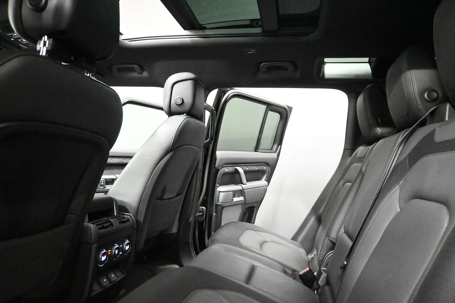 Used Land Rover Defender 2023 for sale - 77632197: Photo 50