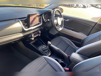 Used Kia Stonic 2023 for sale - 76389397: Photo