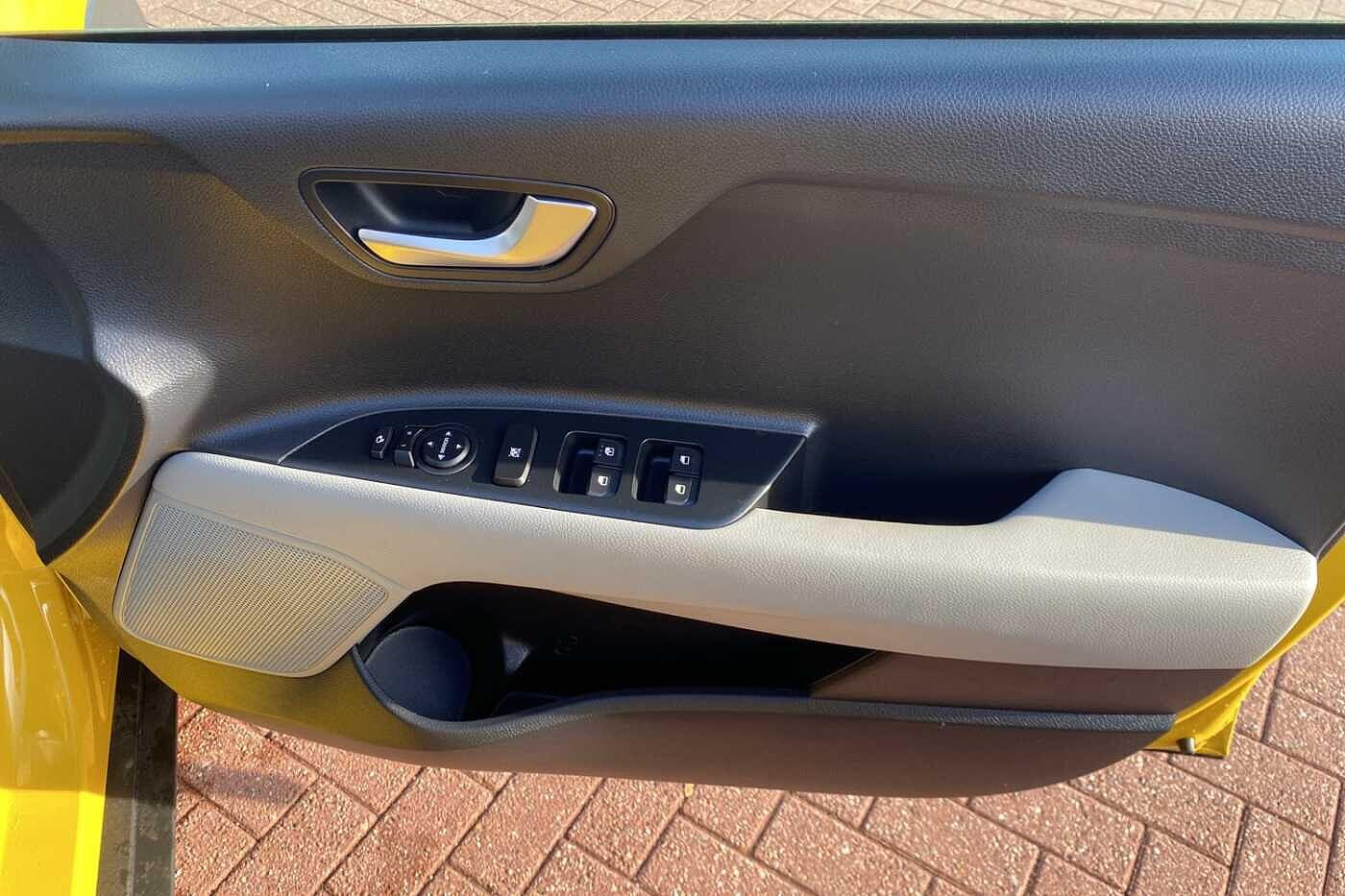 Used Kia Stonic 2023 for sale - 76389397: Photo 34