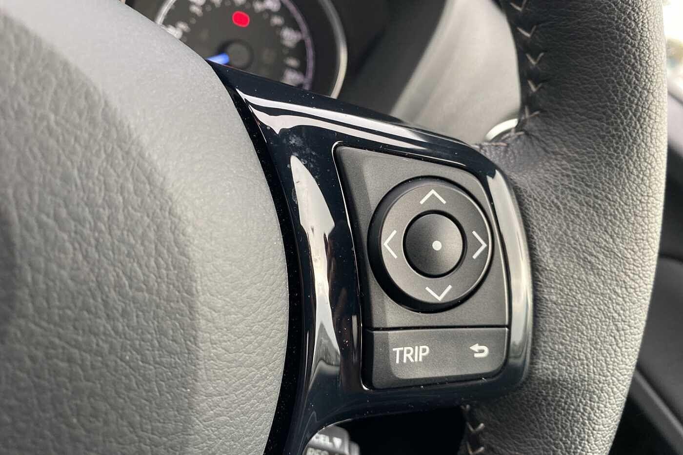 Used Toyota Yaris 2018 for sale - 77040000: Photo 17