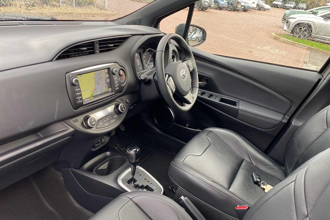 Used Toyota Yaris 2018 for sale - 77040000: Photo 2