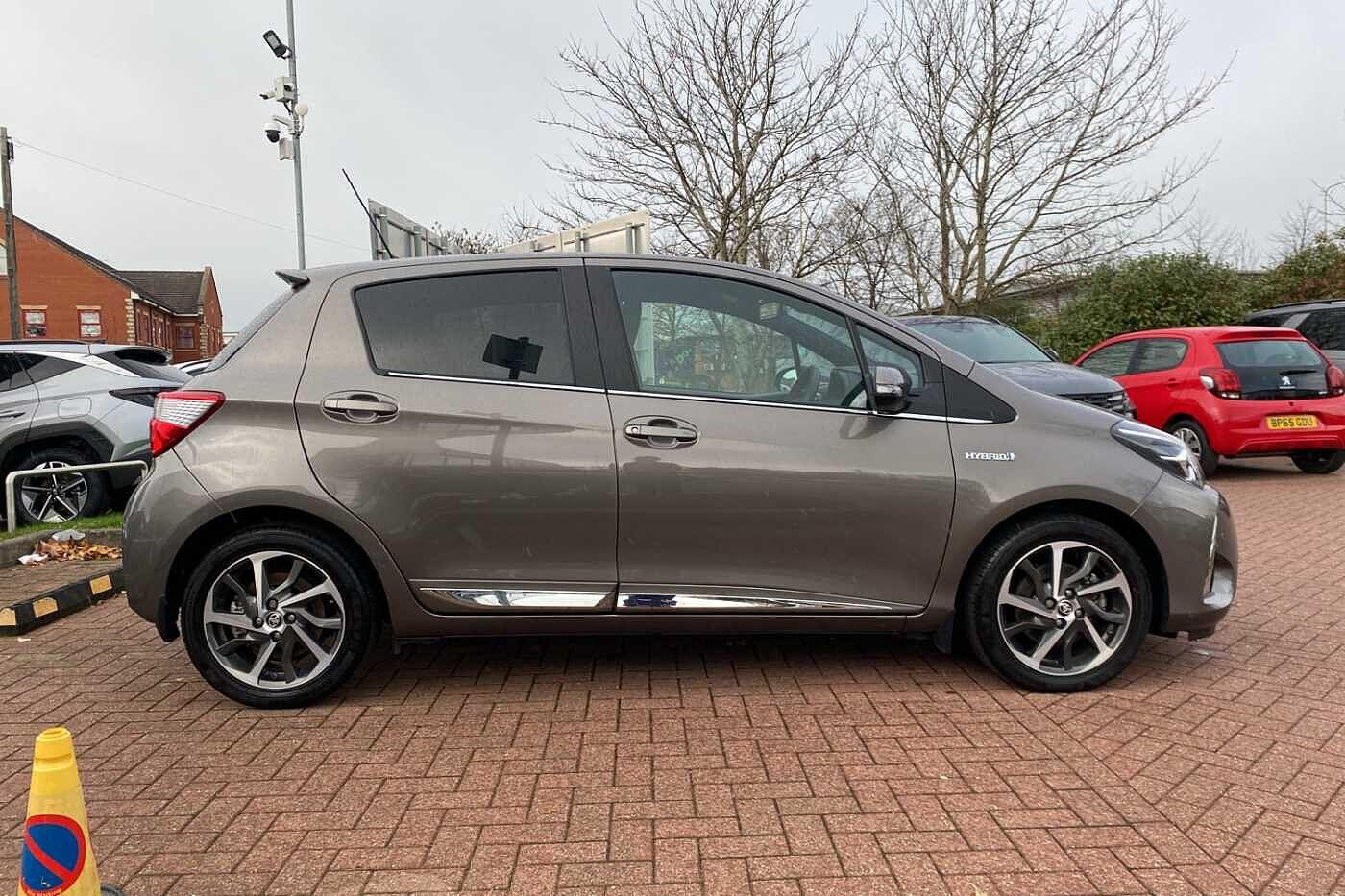 Used Toyota Yaris 2018 for sale - 77040000: Photo 3