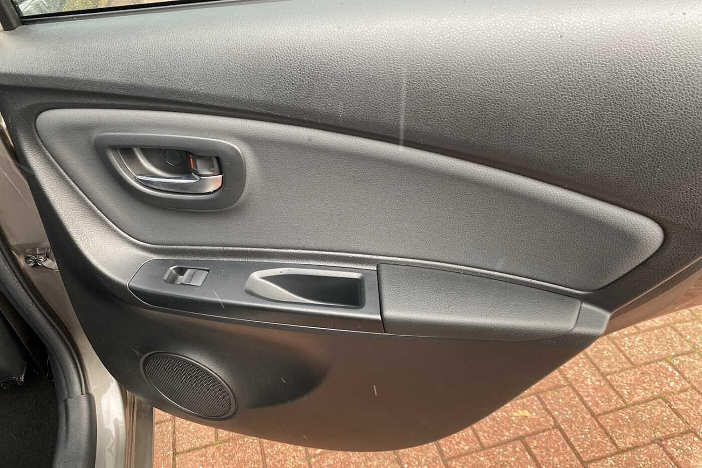 Used Toyota Yaris 2018 for sale - 77040000: Photo 33