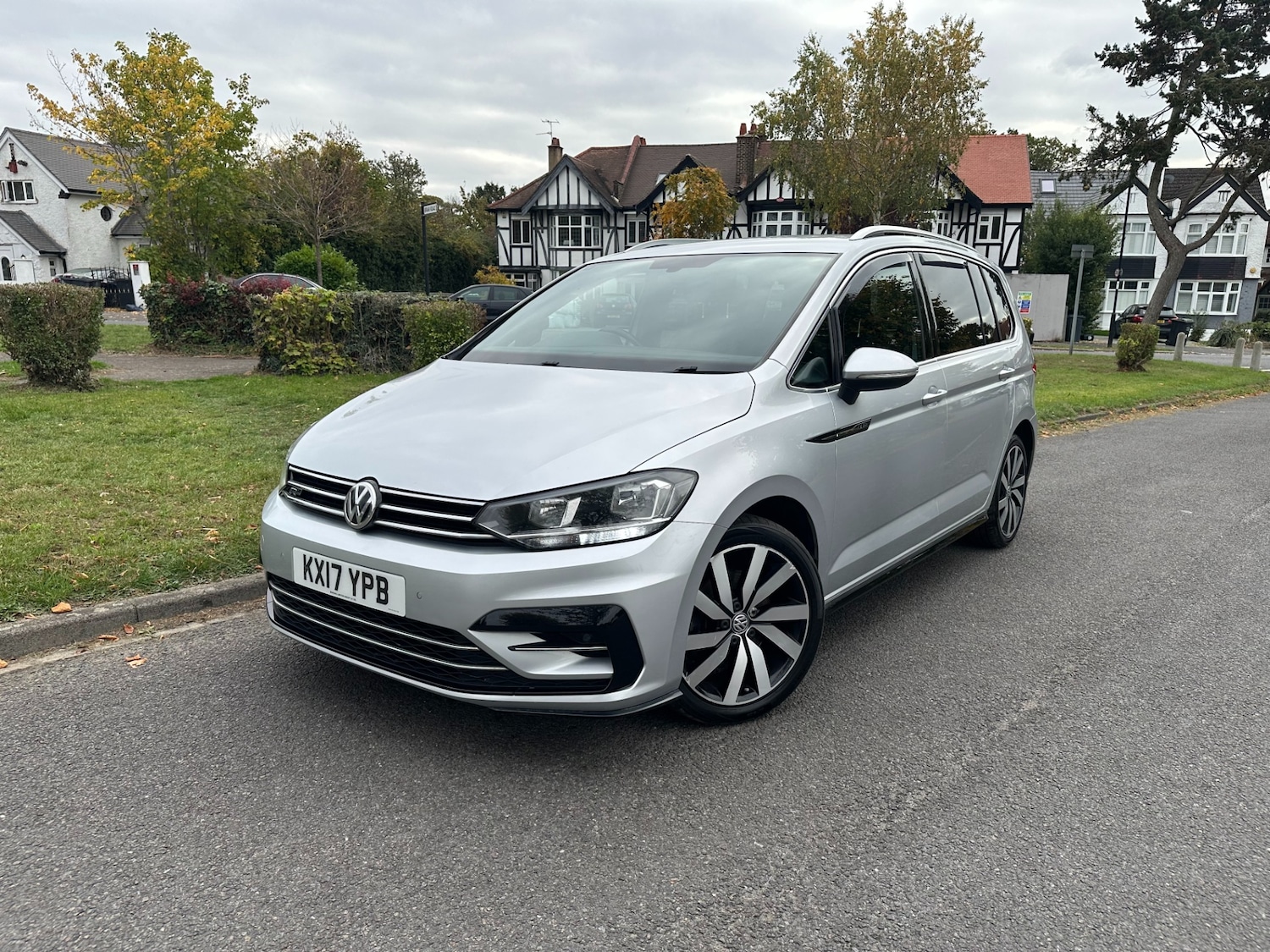Used Volkswagen Touran 2017 for sale - 76089845: Photo 2
