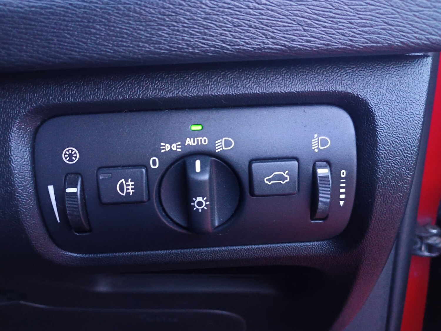 Used Volvo V40 2015 for sale - 78085665: Photo 29