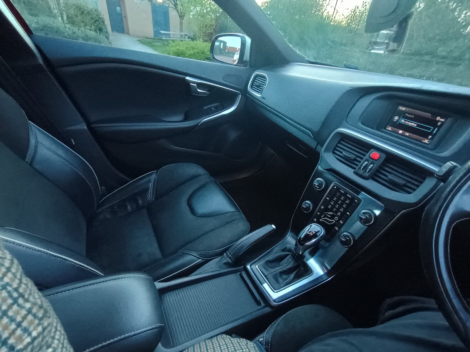 Used Volvo V40 2015 for sale - 78085665: Photo 37