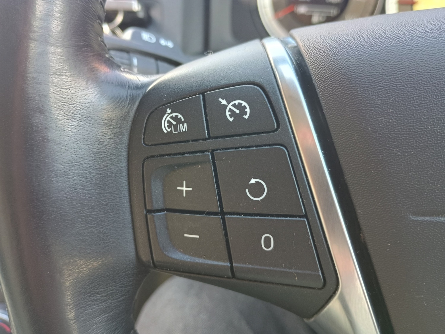 Used Volvo V60 2012 for sale - 78057262: Photo 40