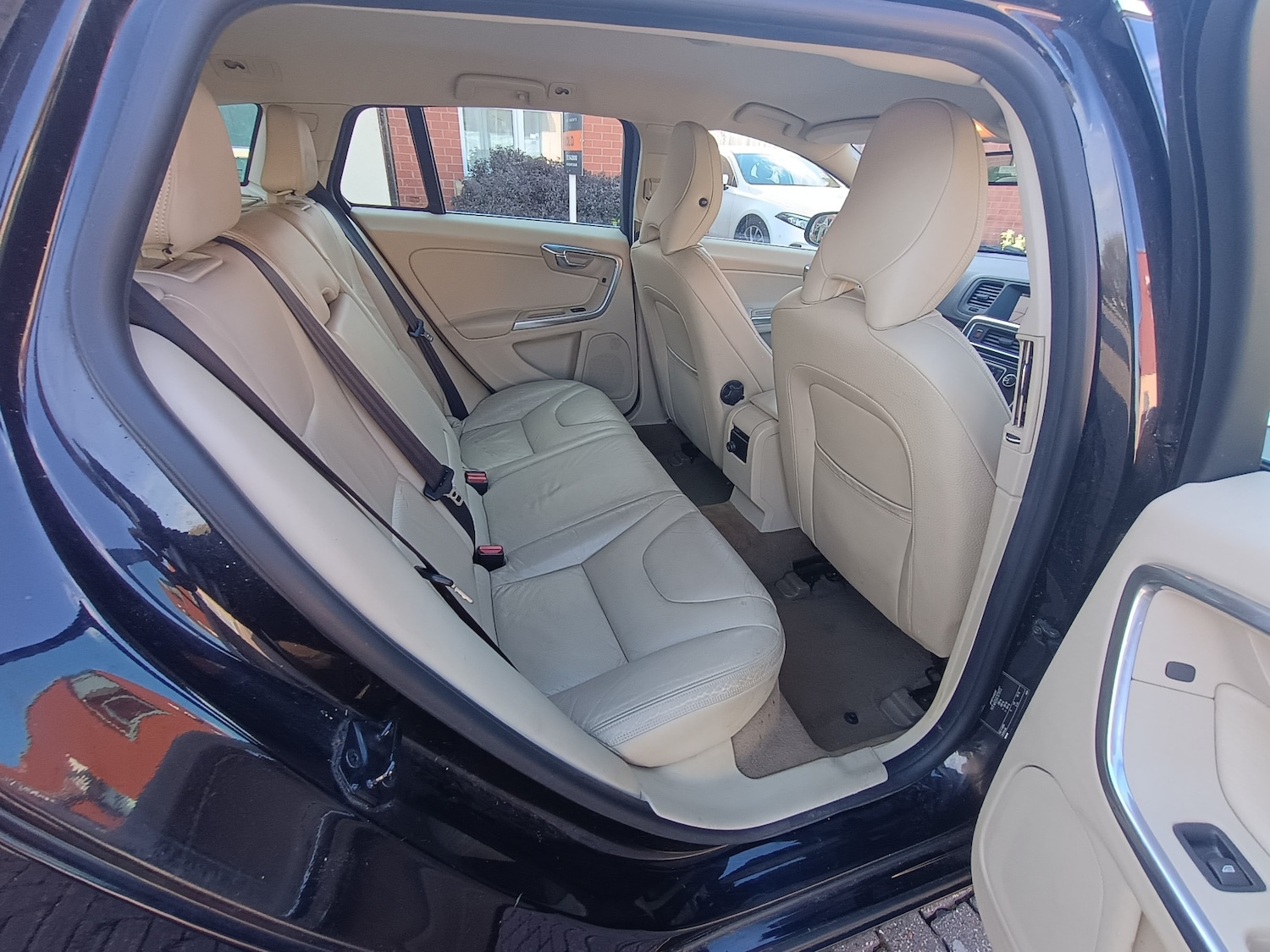 Used Volvo V60 2012 for sale - 78057262: Photo 47