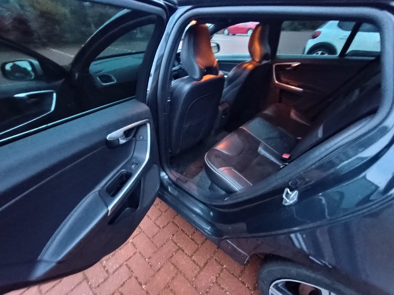 Used Volvo V60 2016 for sale - 76821972: Photo 40