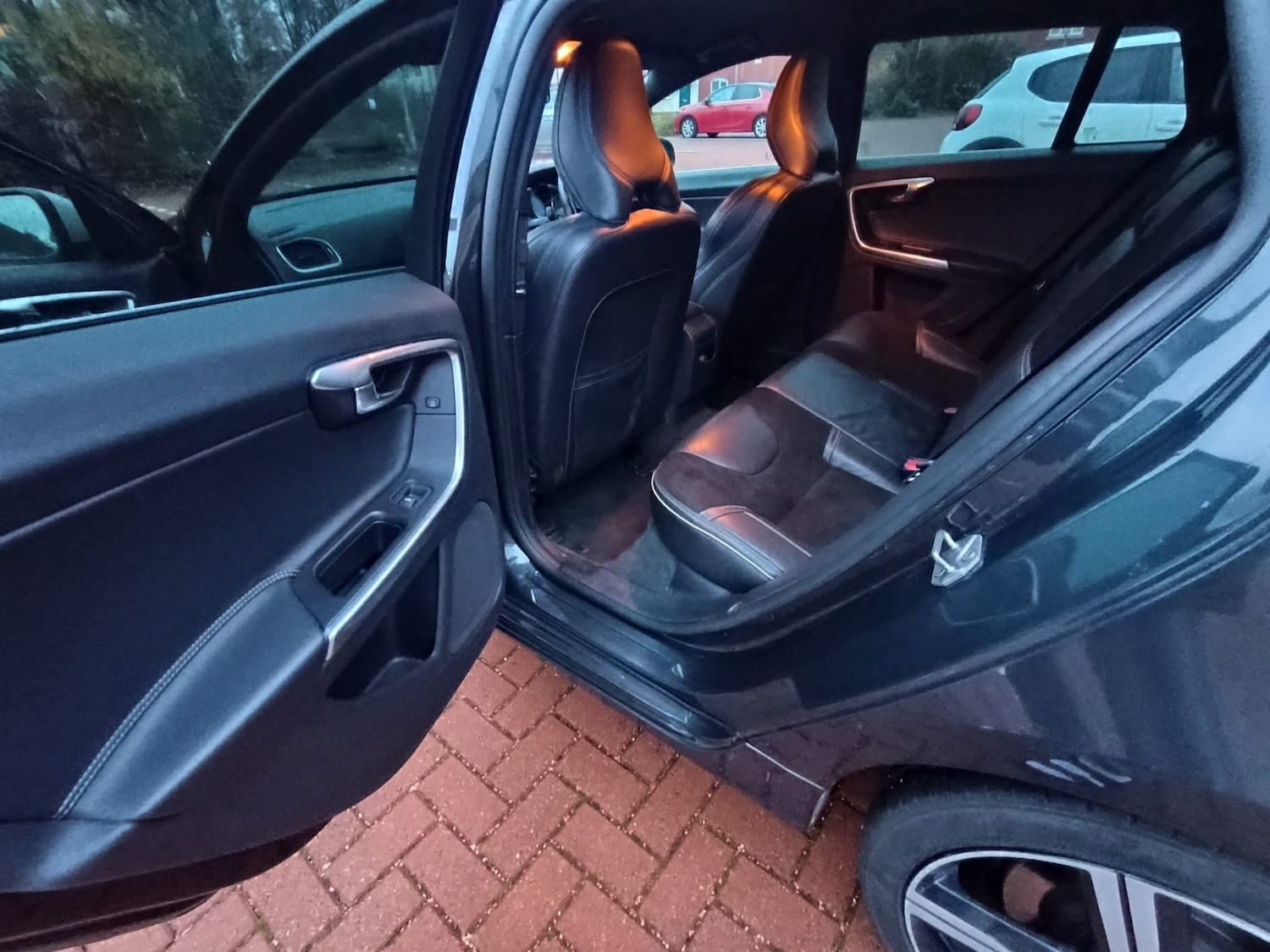 Used Volvo V60 2016 for sale - 76821972: Photo 41