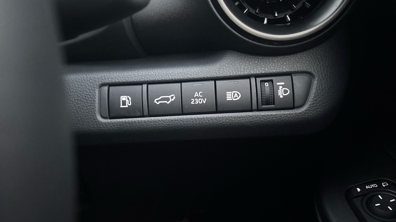 Used Toyota C-HR 2024 for sale - 76932105: Photo 27