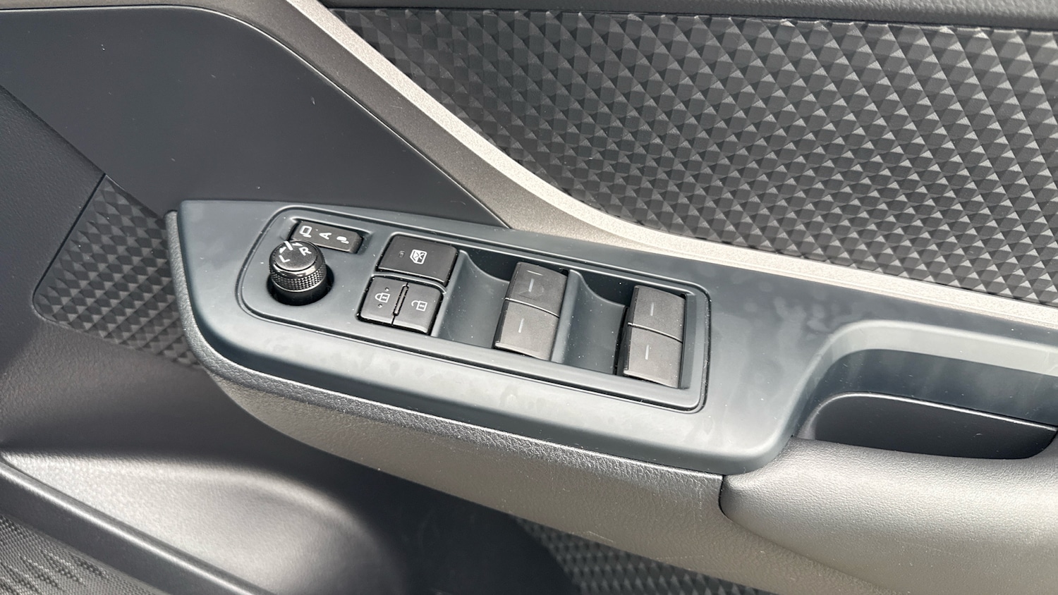 Used Toyota C-HR 2023 for sale - 76302120: Photo 25
