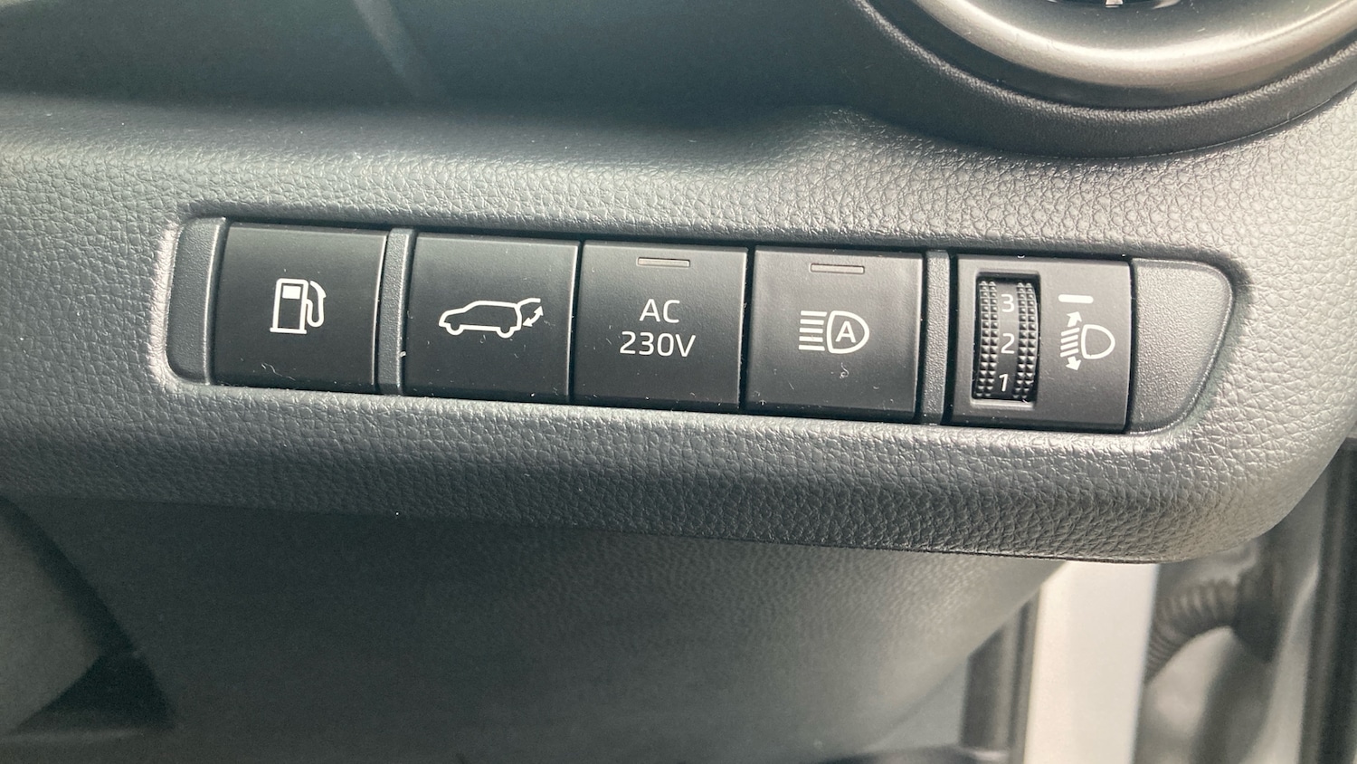 Used Toyota C-HR 2025 for sale - 76219670: Photo 32