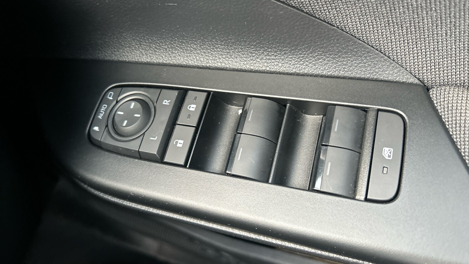 Used Toyota C-HR 2025 for sale - 76830539: Photo 39