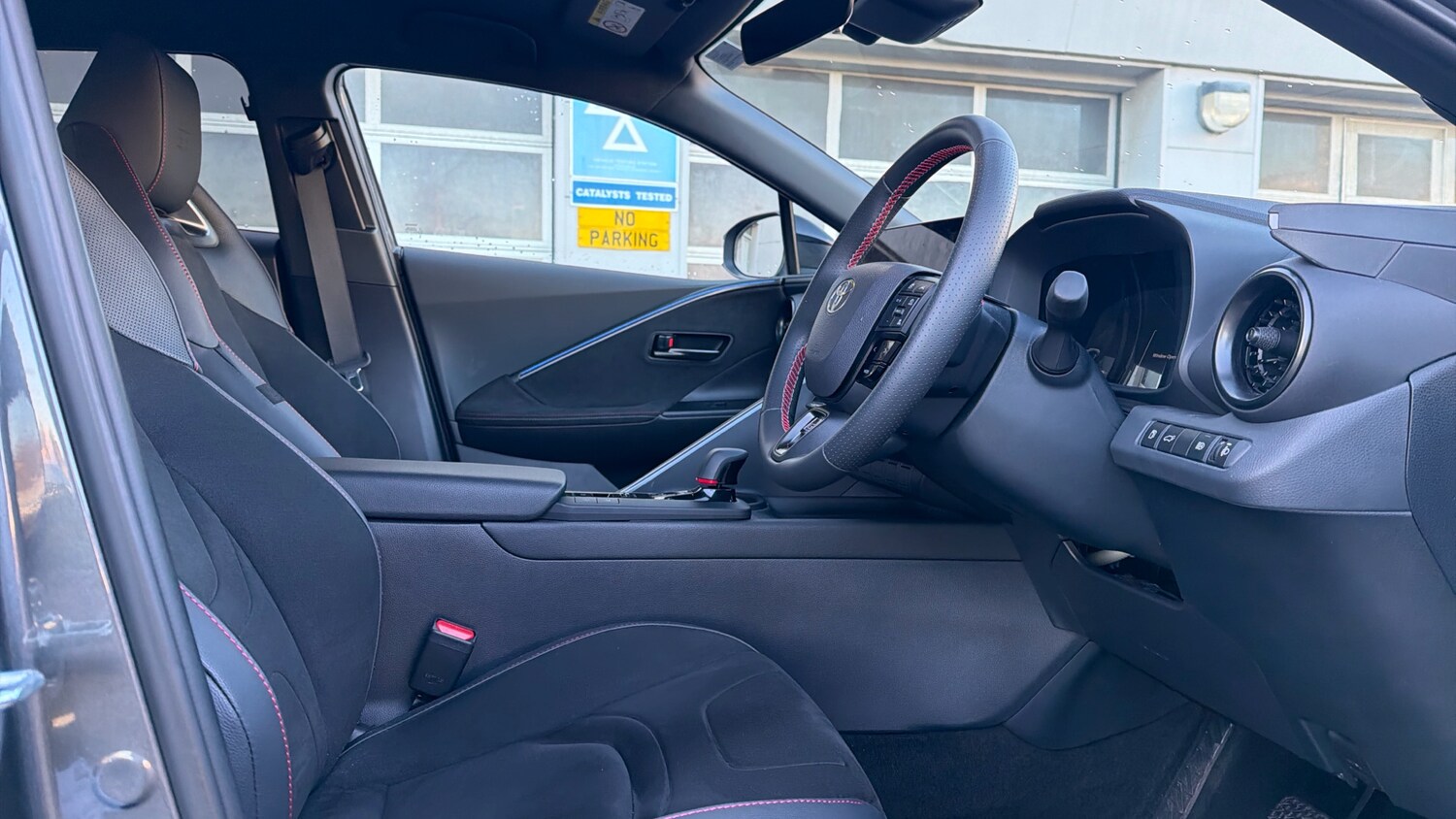 Used Toyota C-HR 2025 for sale - 76963187: Photo 11