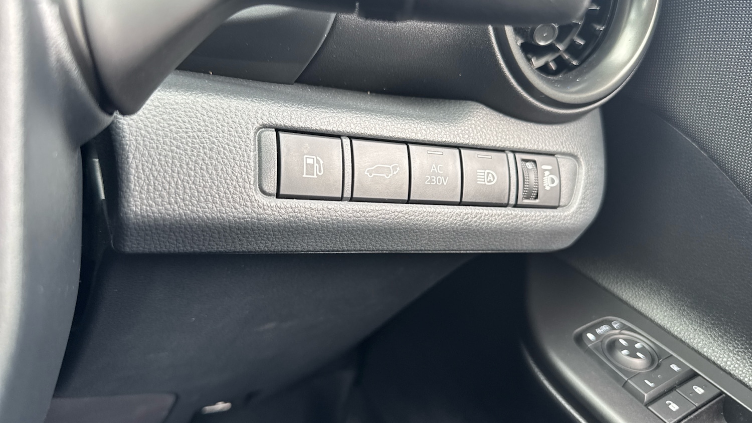 Used Toyota C-HR 2025 for sale - 75931746: Photo 32