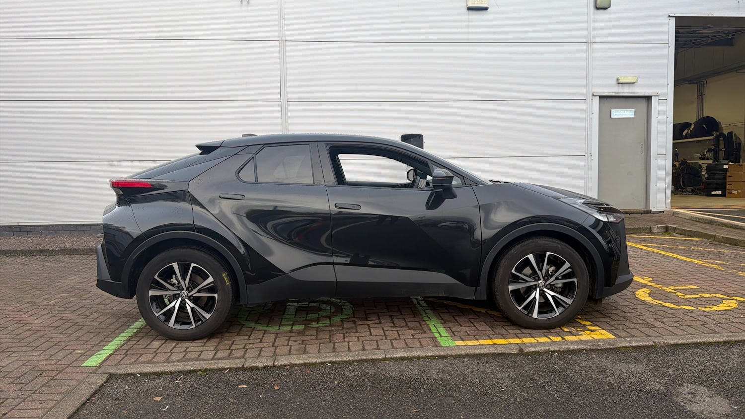 Used Toyota C-HR 2025 for sale - 76706262: Photo 16