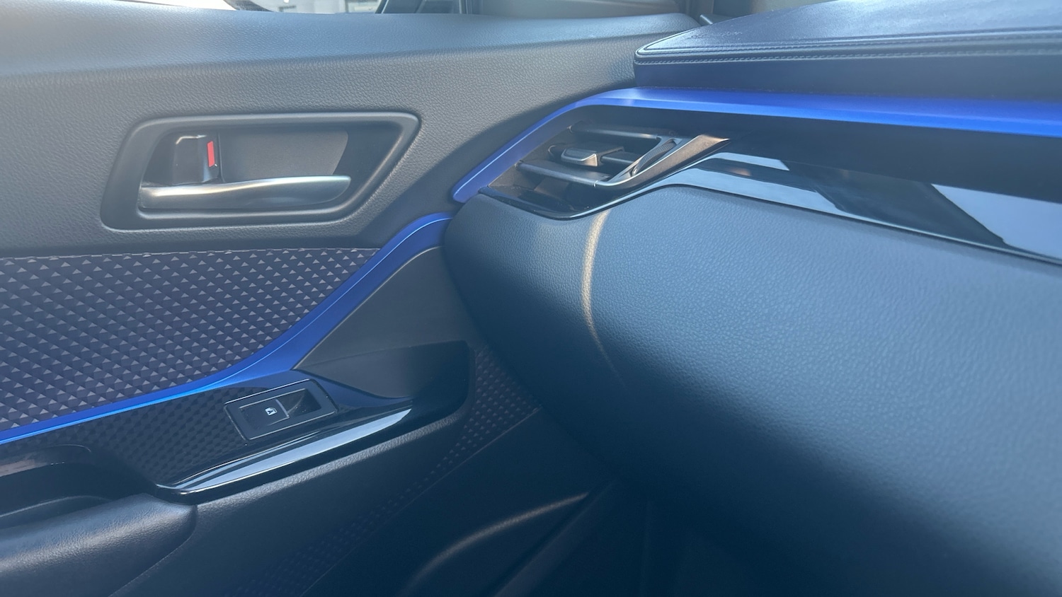 Used Toyota C-HR 2017 for sale - 77180631: Photo 44