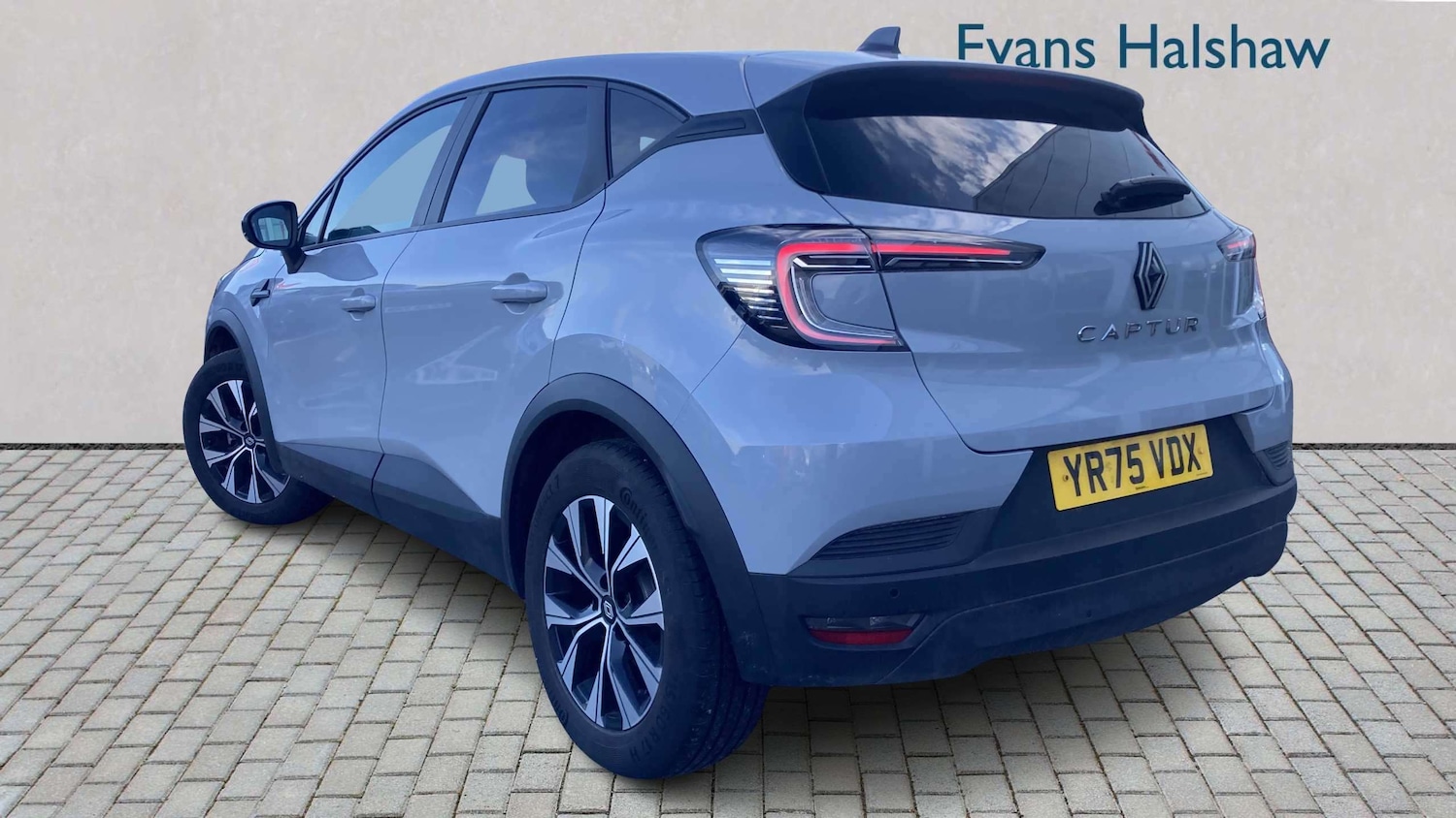 Used Renault Captur for sale - 77862440: Photo 2