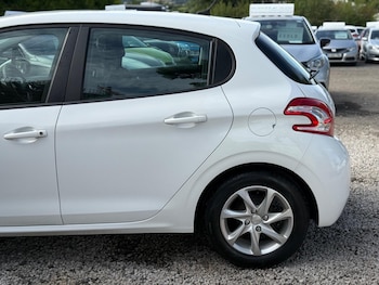 Used Peugeot 208 2014 for sale - 79484098: Photo