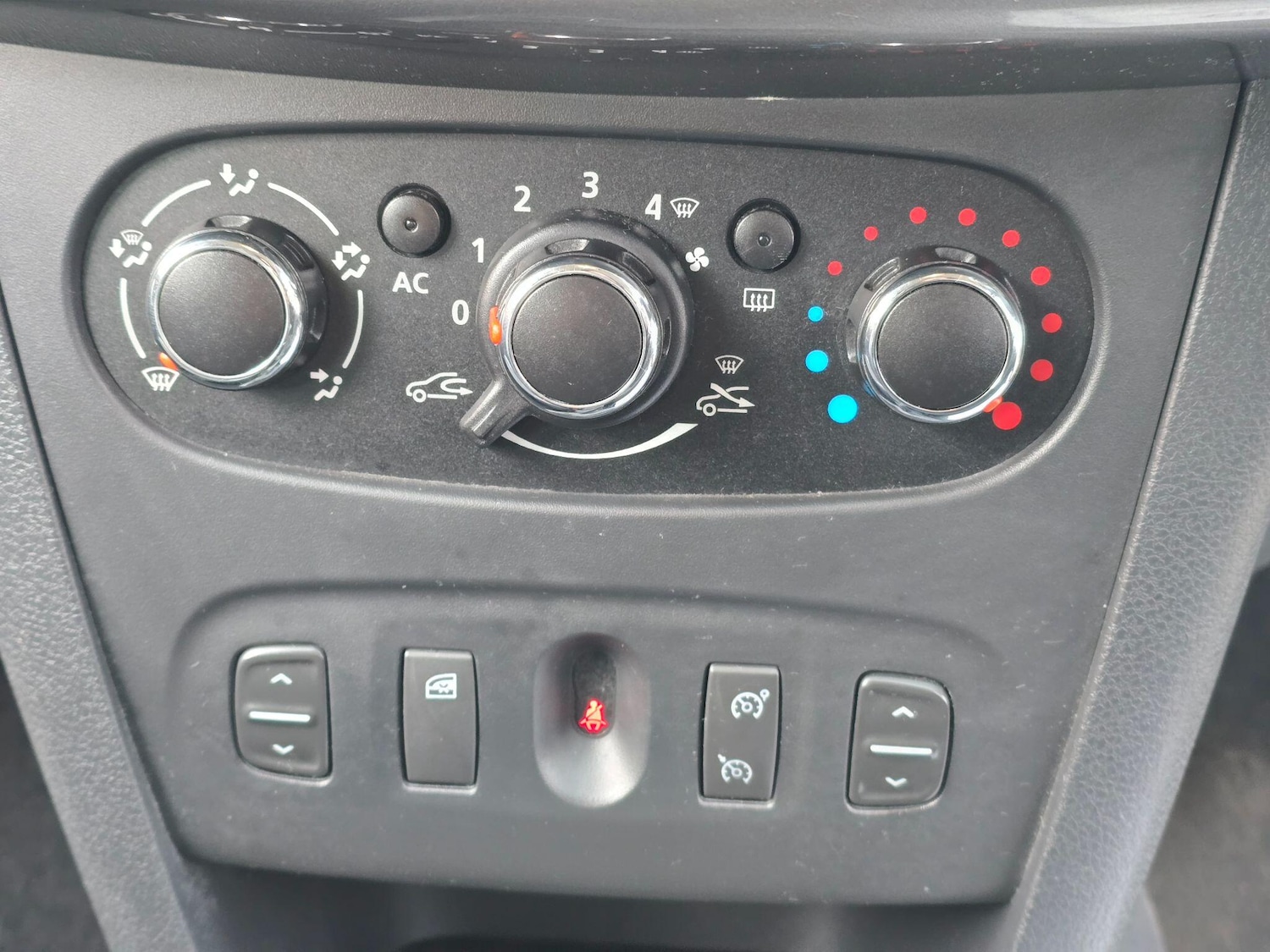 Used Dacia Sandero Stepway 2015 for sale - 77793413: Photo 24