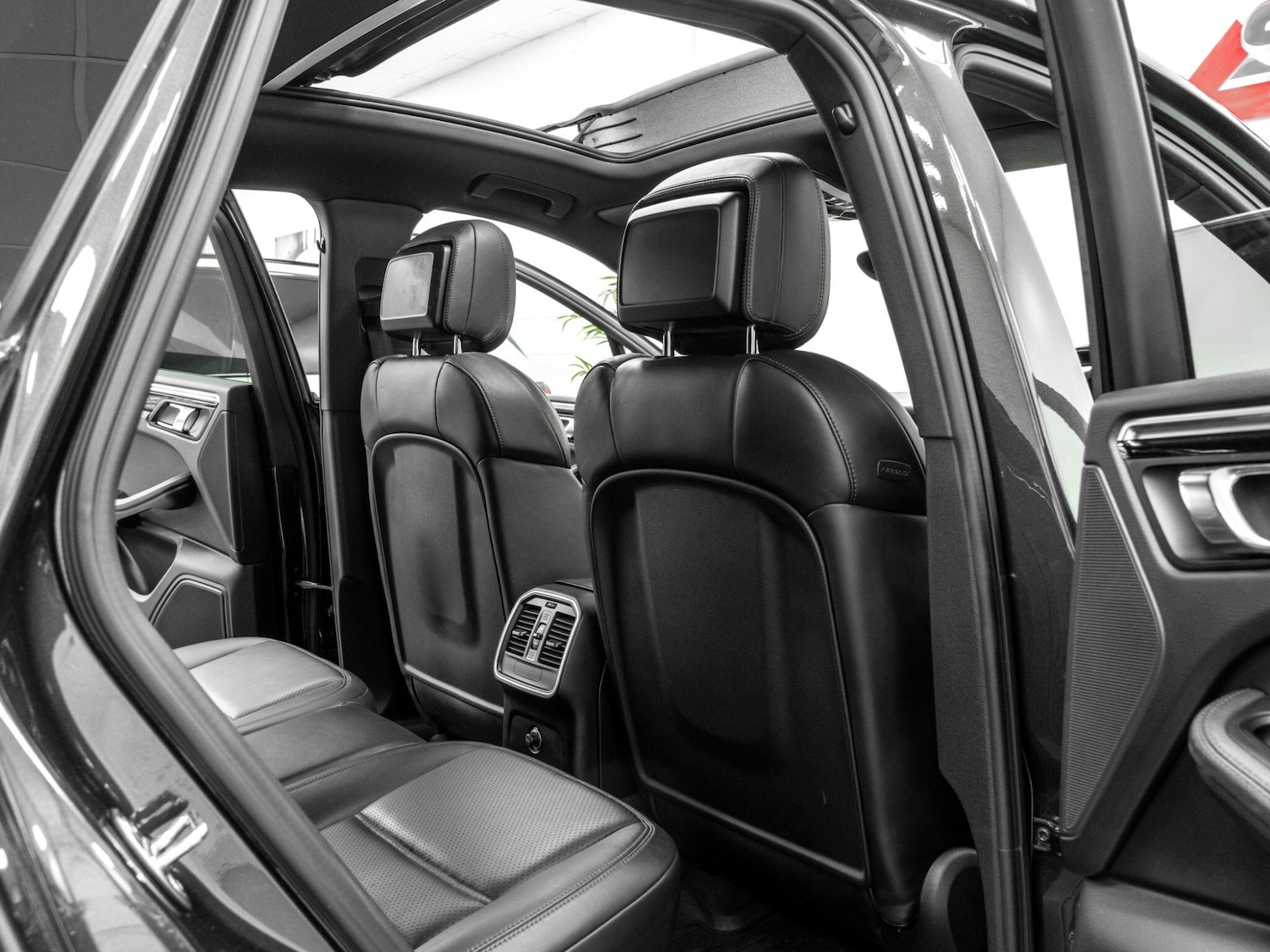 Used Porsche Macan 2016 for sale - 77358917: Photo 24