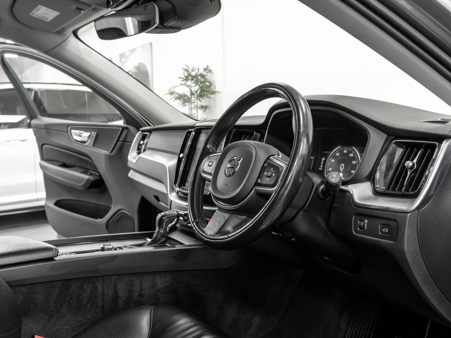 Used Volvo XC60 2017 for sale - 78170527: Photo 29