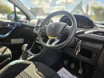 Used Peugeot 208 2013 for sale - 78030532: Photo