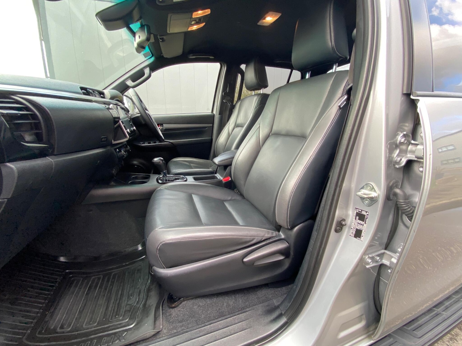 Used Toyota Hilux 2023 for sale - 77598966: Photo 53