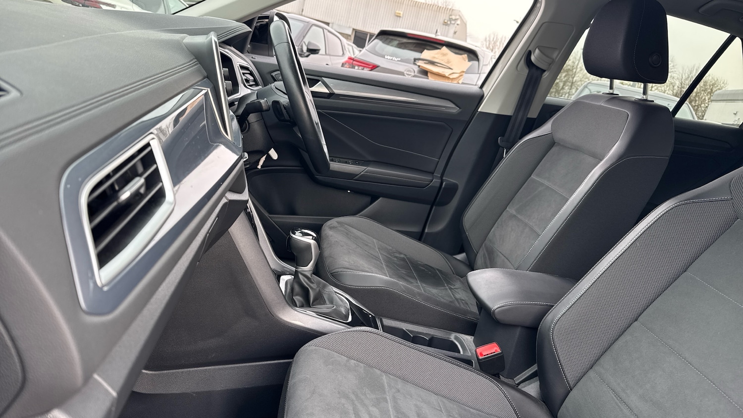 Used Volkswagen T-Roc 2023 for sale - 78177401: Photo 2