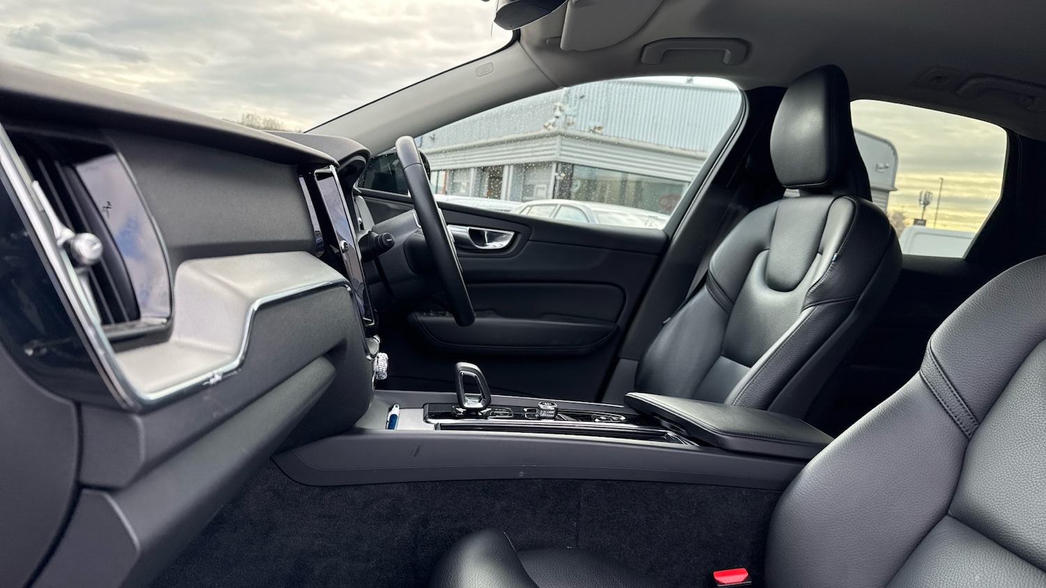 Used Volvo XC60 2023 for sale - 78161807: Photo 2