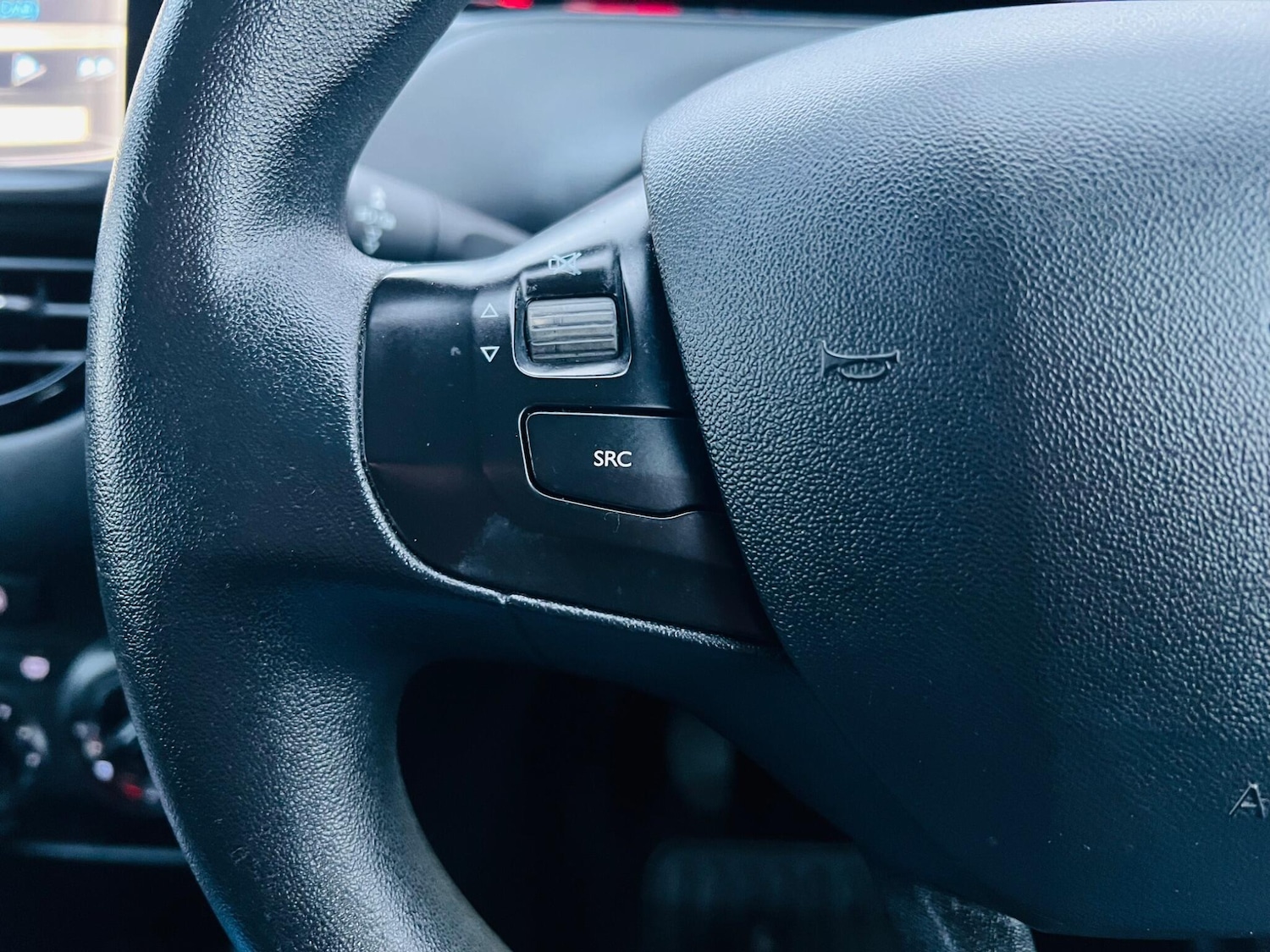 Used Peugeot 208 2014 for sale - 77525091: Photo 44